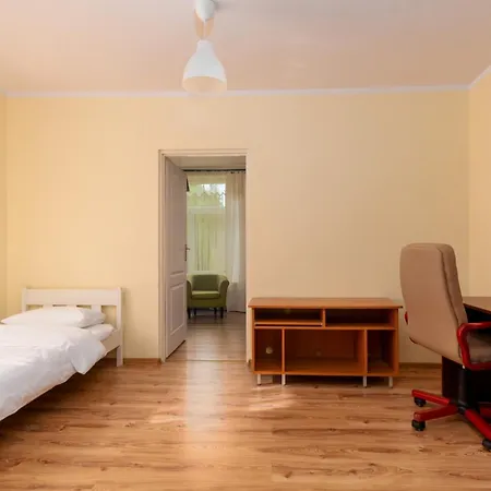 Airport Spacious Apartment *